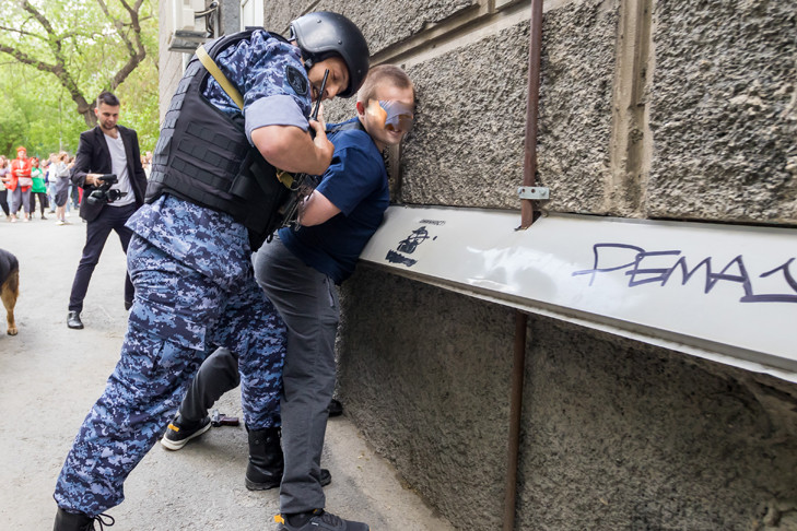 В центре Новосибирска толпы подростков заливают газом и бьют ночных прохожих