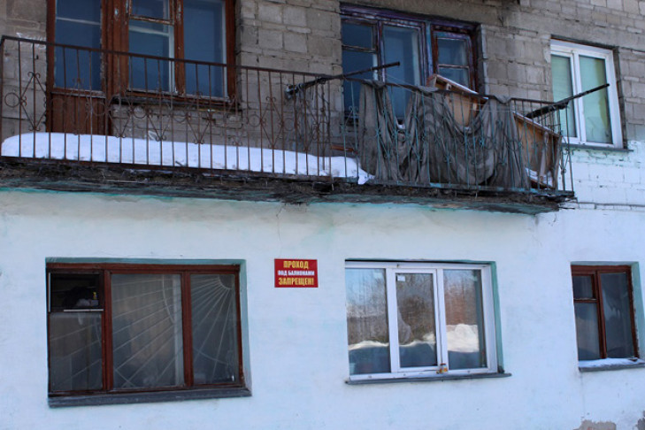 Как выживают искитимцы в доме с падающими балконами