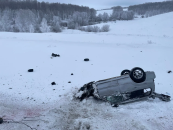 Два автомобиля перевернулись после столкновения на трассе в Новосибирской области