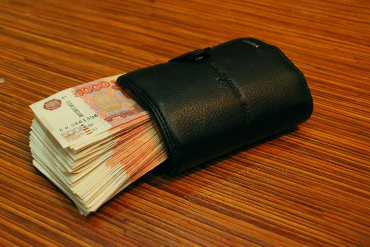 Под суд из-за найденного на обочине кошелька отправился житель Усть-Тарки