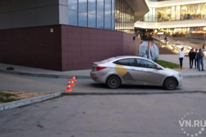 Подросток на велосипеде протаранил «Яндекс.Такси»