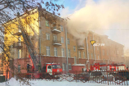 В Новосибирске горит технологический колледж питания