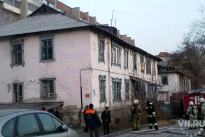 30 человек спасли из горящего дома пожарные