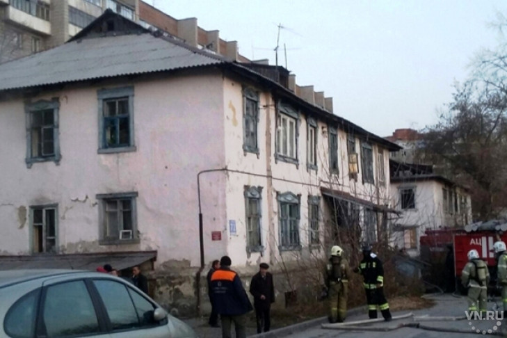 30 человек спасли из горящего дома пожарные