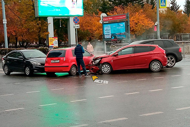 Массовое ДТП с четырьмя машинами произошло на площади Ленина в Новосибирске