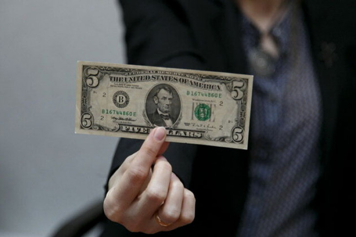 Доллар перевалил за 80 рублей, эксперты прогнозируют дальнейший рост