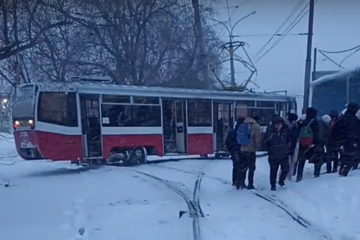 Трамвай №13 встал поперек путей на развилке в Новосибирске