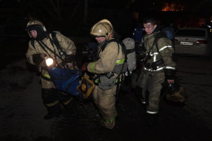 Ночной пожар в Новосибирске: двери вскрывали бензорезом 
