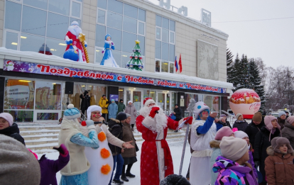 Снежный городок открыли в Бердске на площади Дворца культуры «Родина»