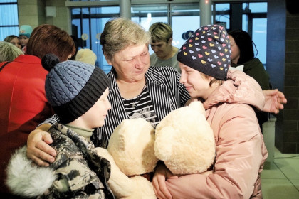 Детей из детских домов ЛНР привезли в приемные семьи Новосибирска