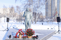 Новосибирцы возложили цветы к памятнику человека-легенды Юрия Бугакова