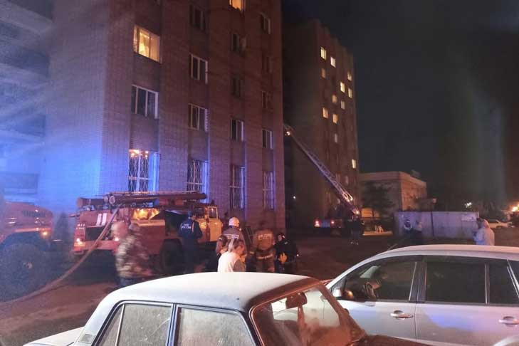 На пожаре в многоэтажке Бердска спасли 25 человек