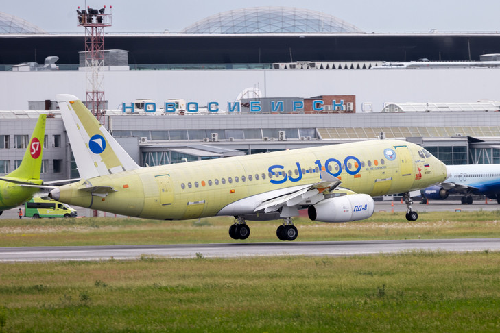 Импортозамещенный Superjet-100 с российскими двигателями приземлился в Новосибирске