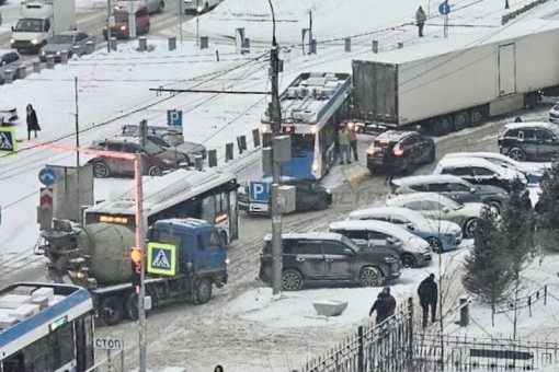 Авария троллейбуса и фуры остановила движение в центре Новосибирске