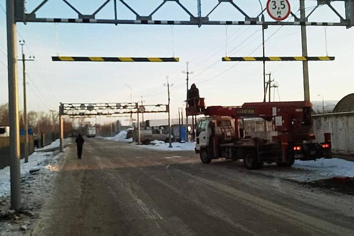 Большегрузам запретили ездить через кладбище в Новосибирске