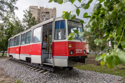 Легендарный 13-й трамвай поставили на постамент в сквере за Оперным в Новосибирске