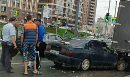 Авария перед ТЦ «Аура»: Toyota Corona съехала под ГАЗель в центре Новосибирска