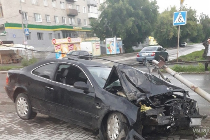 В столб врезался Mercedes-Benz в Ленинском районе Новосибирска