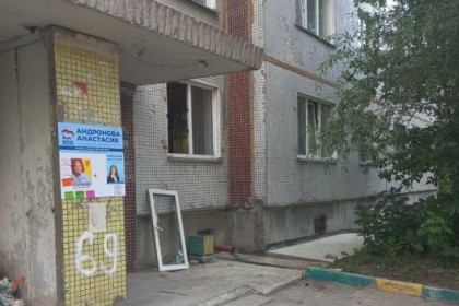 Неуправляемый грузовик врезался в окно жилого дома в Новосибирске
