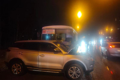 80-летняя женщина в Новосибирске пострадала в аварии кроссовера и автобуса