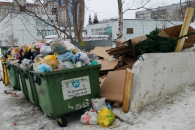 В Новосибирске мусоровозы три дня не могли подъехать к дому из-за снежной каши