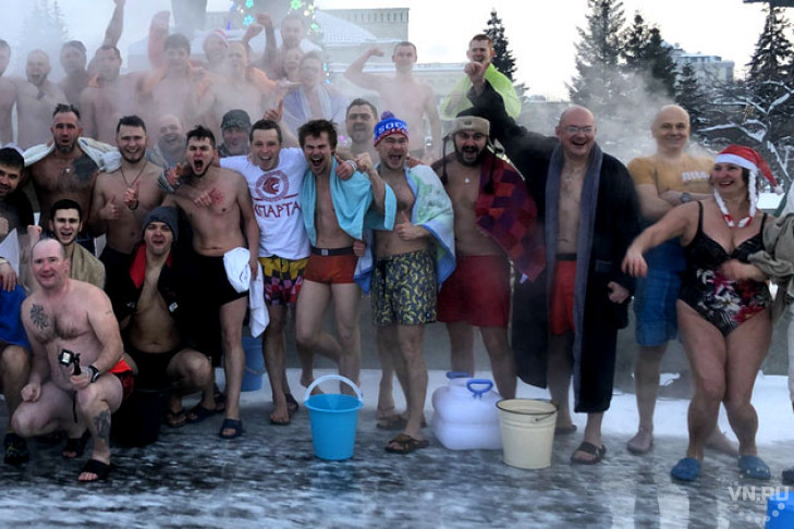 Десятки мокрых полуголых людей собрались на площади Ленина