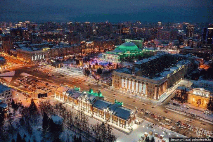 Фотограф Слава Степанов снял новогоднее оформление российских городов