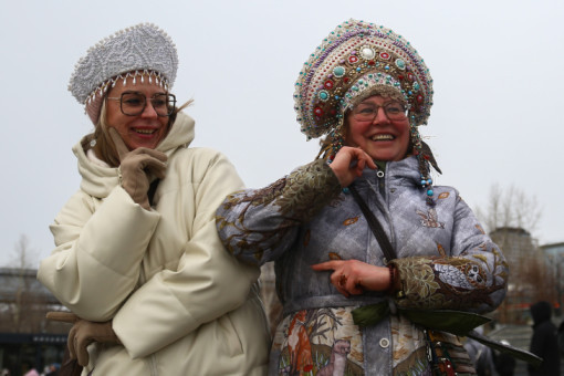 Танцами и сбитнем грелись новосибирцы на этно-вечерке «Хоровод на Оби»