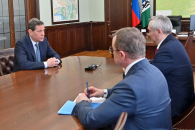 Реализацию в области важных проектов обсудили Андрей Травников и Александр Жуков