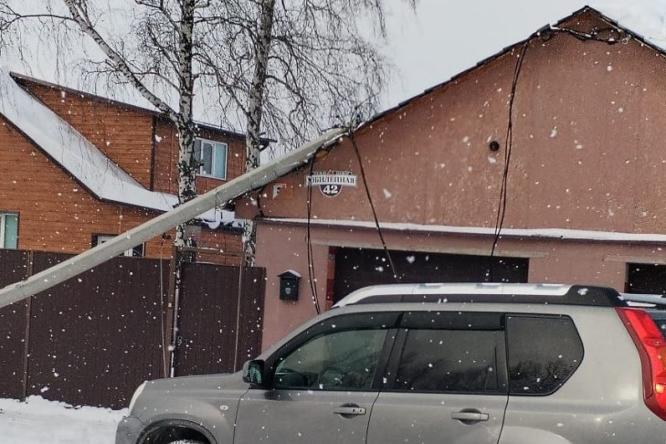 Грузовик Howo сбил столб ЛЭП и обесточил жителей поселка под Новосибирском