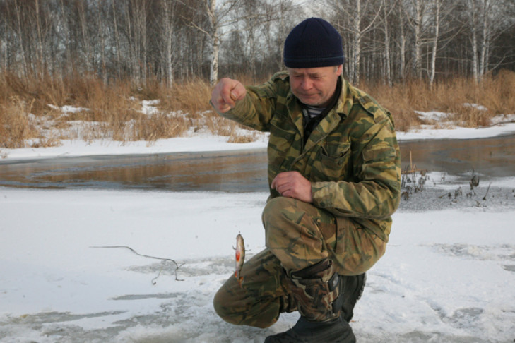На 10-сантиметровый лед высыпали сотни рыбаков