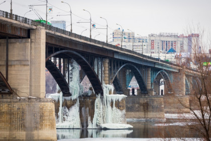 Сталактиты из теплотрассы украсили Октябрьский мост в Новосибирске