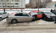 Врезался в припаркованные авто: массовое ДТП случилось в Новосибирске