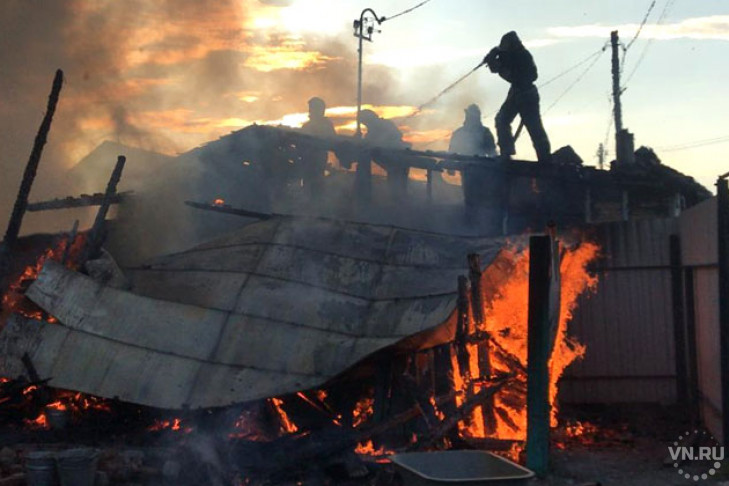 Пожарный катер потушил частный дом в Ленинском районе
