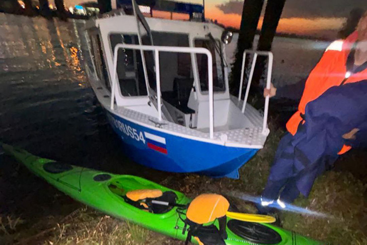 Три каякера угодили под баржу на реке Обь в Новосибирске