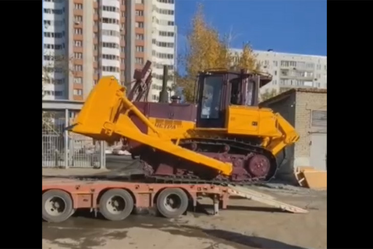 Бульдозер «Четра» в строю: Новосибирск обновляет парк дорожной техники