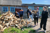 В Еланке волонтёры помогли маме участника СВО справиться с хозяйством