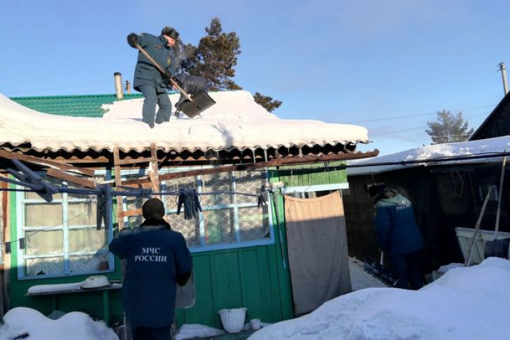 Пожарные чистят снег пенсионерам в Усть-Таркском районе 