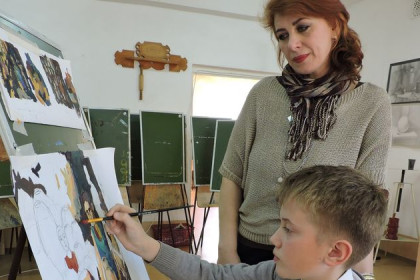 Лучший преподаватель детской художественной школы работает в Линево 