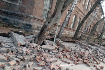 Забор психбольницы на улице Владимировская рухнул в Новосибирске 