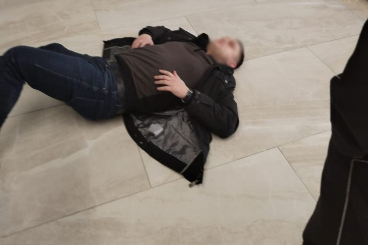 «Закатил глаза и пустил слюни»: новосибирец продемонстрировал актерское мастерство охране в бизнес-центре