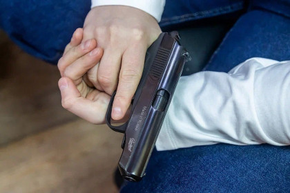 Криминал в Усть-Тарке: экс-начальник ИВС осужден за шантаж и угрозы оружием