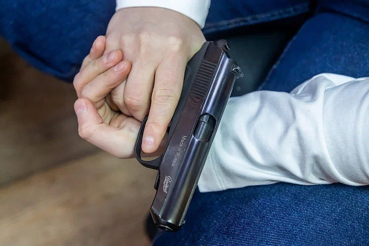 Криминал в Усть-Тарке: экс-начальник ИВС осужден за шантаж и угрозы оружием