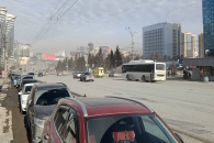 В Новосибирске начался сезон пыли — на автомойках ежедневные очереди