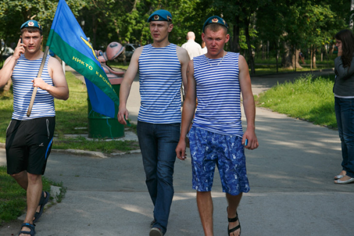Сотни парней в голубых беретах вышли на улицы Новосибирска