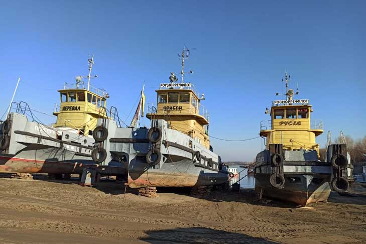 Десять судов встали на ремонт на Обском водохранилище под Новосибирском