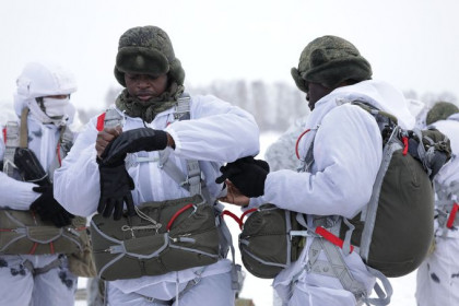 Чернокожие парашютисты десантировались под Бердском