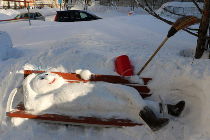 Загорающий снеговик развеселил жителей Новосибирска