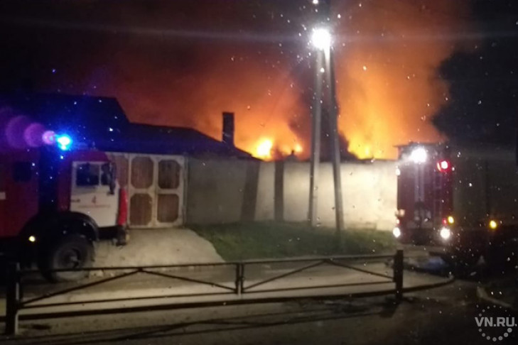 Стволами повышенной мощности тушили пожар в Новосибирске