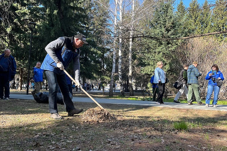 Андрей Травников вместе с новосибирцами вышел на субботник на Монументе Славы